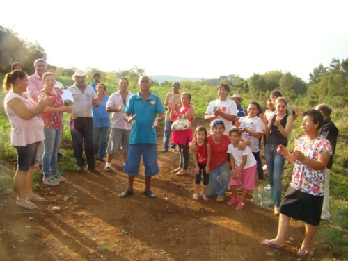 As famílias remanescentes de quilombo improvisaram uma singela cerimônia para marcar a conquista da área